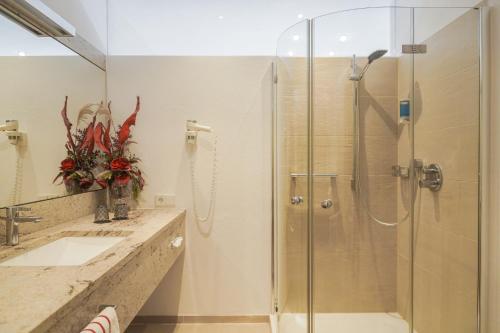 a bathroom with a shower and a sink at Hotel Garni in der Breite in Albstadt