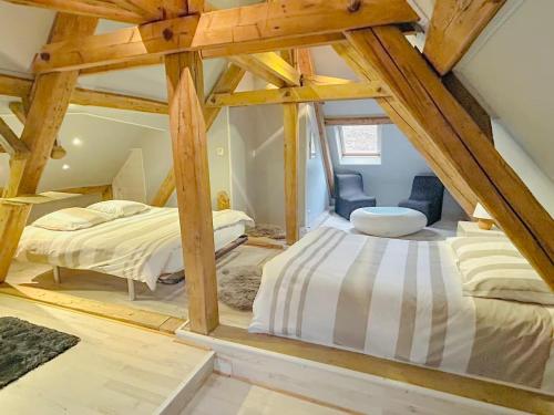 1 Schlafzimmer mit 2 Betten im Dachgeschoss in der Unterkunft Domaine l'Ermitage Nature & Loisirs, Billard, WiFi, BBQ et Détente in Auger-Saint-Vincent