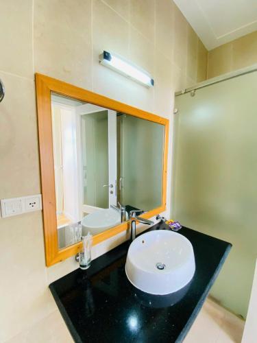 a bathroom with a sink and a mirror at Sea Home - Villa Sealinks Mui Ne 3br O867,7O7,123 in Ấp Phú Tịnh (2)