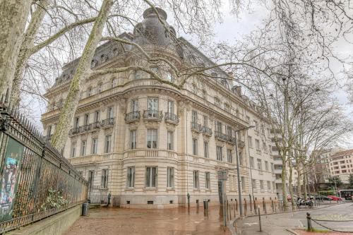 a large white building on a city street at Suite Premium proche Tête d'Or in Lyon
