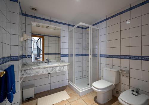 Ένα μπάνιο στο Apartamentos S'Avaradero