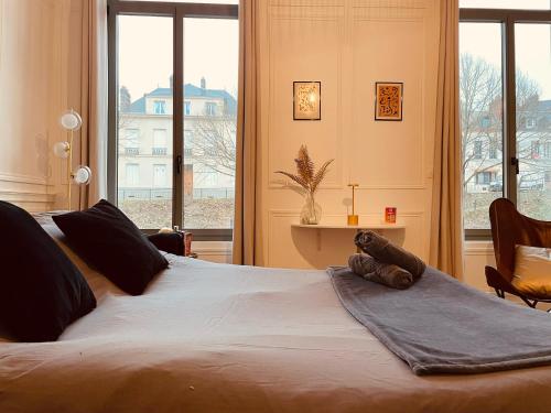 - un grand lit avec une couverture dans l'établissement La Perle du Vieux Rouen - 370, à Rouen