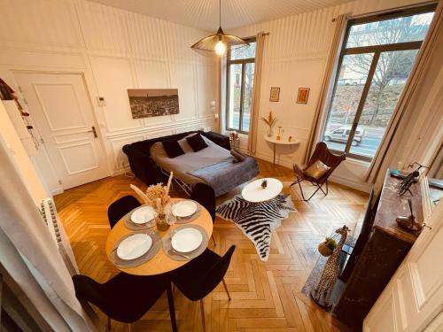 un salon avec un canapé et une table dans l'établissement La Perle du Vieux Rouen - 370, à Rouen