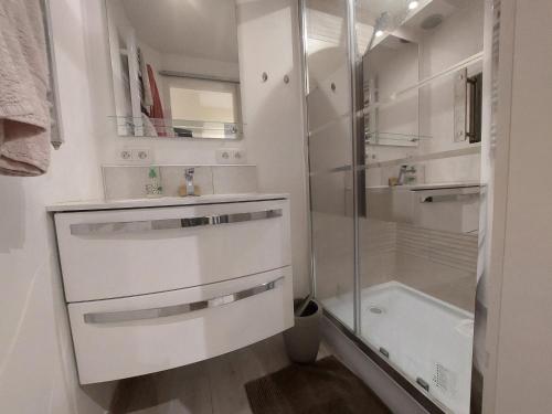 Ένα μπάνιο στο Studio Cabine Climatisé à 150m de la Mer - Parking Privatif - Animaux Acceptés - FR-1-776-100