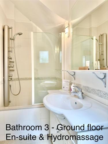 Koupelna v ubytování Villasonboard Dock Villa 3 Bed, 3 Bath, Canal, Greek Venice Porto Hydra