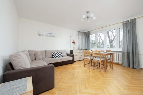 Jasny Apartament z Dwoma Sypialniami i Biurkiem by Noclegi Renters