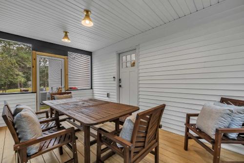 Imagine din galeria proprietății Luxury Hot Tub Game Room and More în Albrightsville