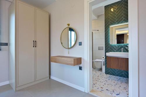 Bilik mandi di Luxury Villa in the Center of Fethiye - Ezel Hanım