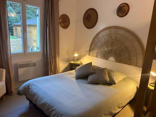 - une chambre avec un lit avec deux oreillers et une fenêtre dans l'établissement Magnifique Villa Le Sud Climatisée à 10 mn des Plages avec Piscine pour 6 Personnes Classée 4 Etoiles à Le Beausset, au Beausset