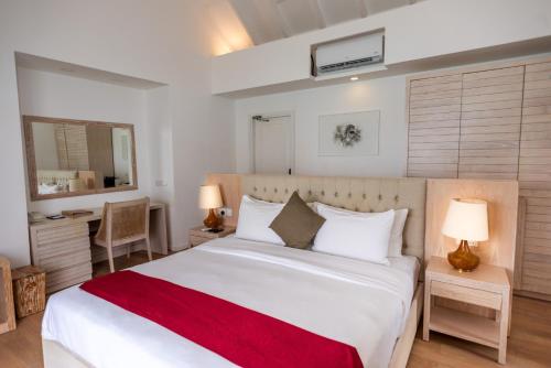 Postel nebo postele na pokoji v ubytování Dhigufaru Island Resort