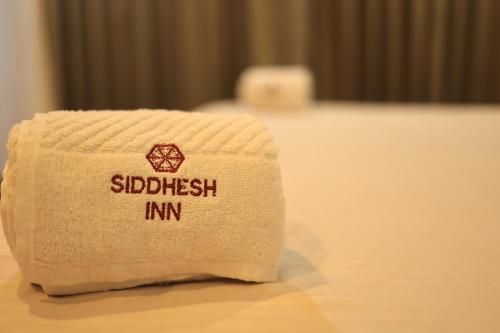 Hotel Siddhesh INNに飾ってある許可証、賞状、看板またはその他の書類