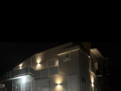 San Giuseppe VesuvianoにあるDimora Ambrosio 108の夜に側面に照明がついた建物