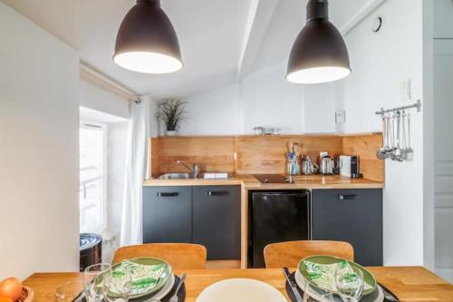 une cuisine avec une table, des chaises et un évier dans l'établissement Apt for 3 near the city center La Rochelle, à La Rochelle