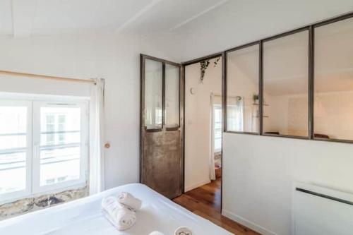 une chambre avec un grand miroir et un lit dans l'établissement Apt for 3 near the city center La Rochelle, à La Rochelle