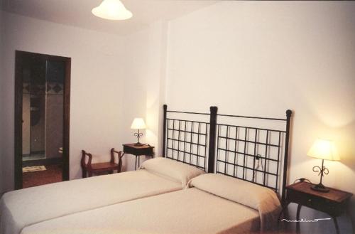 1 Schlafzimmer mit 2 Betten, 2 Tischen und 2 Lampen in der Unterkunft La Posada Real in Priego de Córdoba