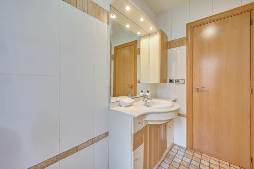 ein Badezimmer mit Waschbecken und Spiegel in der Unterkunft El Encanto de Huesca by Clabao in Logroño