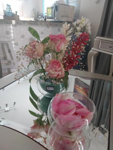 a vase filled with flowers on a table at Agnes Cottage in La Réunion