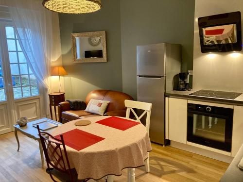 Kuchyň nebo kuchyňský kout v ubytování La maison Virginie 1 à 2 pers charmant hyper centre- cour- parking- linge- fibre- proximité lac canal piscine
