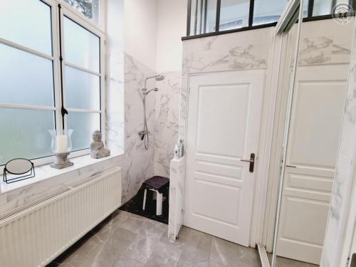 Koupelna v ubytování Gîte paisible avec jardin privatif et terrasse, 2 chambres, proche sites culturels, animaux acceptés - FR-1-510-174