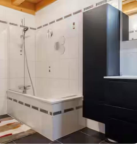 une salle de bain avec une douche, un lavabo et une baignoire dans l'établissement La Tourbière, à Entre-Deux-Monts