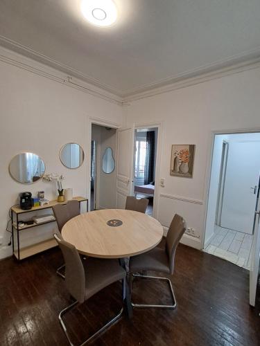une salle à manger avec une table et des chaises en bois dans l'établissement Centre, à Dreux