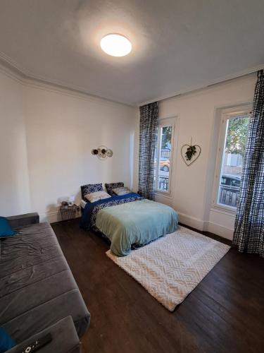 une chambre avec un lit et une fenêtre dans l'établissement Centre, à Dreux