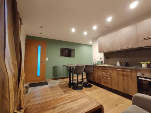 Een keuken of kitchenette bij Appart avec Jardin & Vue Montagne - Proche Ski Briançon Serre Che