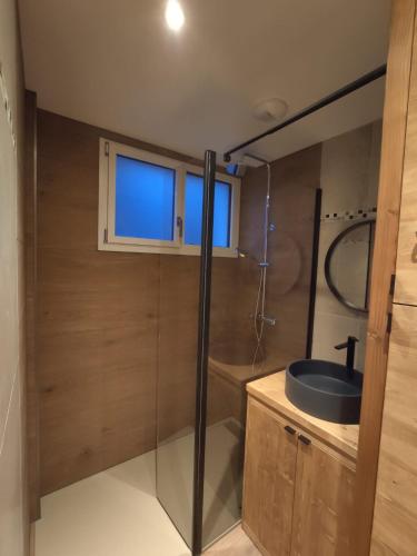 une salle de bain avec une douche en verre et un lavabo dans l'établissement NEW - Jardin - Proche Briançon Serre Che - Vue montagne - Ski, à Villar-Saint-Pancrace
