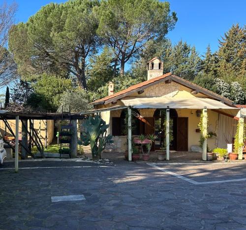 een klein gebouw met een dak en een veranda bij Villa Il Pensierino in Manciano