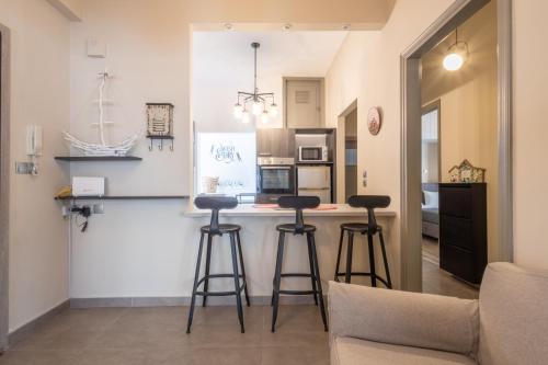 Kastella Waves Chic 2-Bedroom Getaway