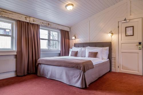 Postel nebo postele na pokoji v ubytování Kronen Gaard Hotel