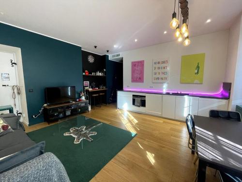 un salon avec un canapé et une table dans l'établissement Grand studio design au coeur de Nice, à Nice