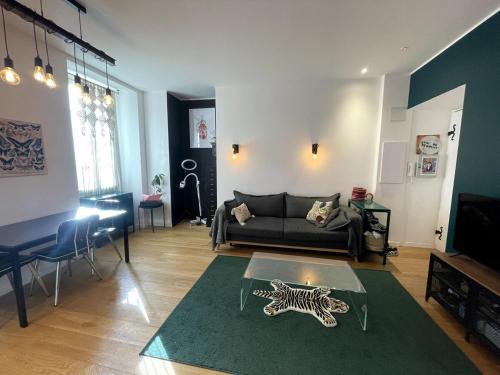 un salon avec un canapé et une table dans l'établissement Grand studio design au coeur de Nice, à Nice