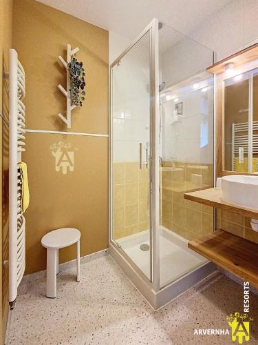 une salle de bain avec douche et lavabo dans l'établissement La Cambuzière, à St Victor la Riviere