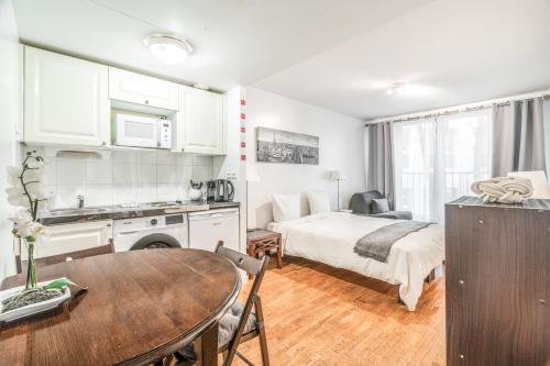 une cuisine et une chambre avec un lit et une table dans l'établissement Champs Elysees Flat, à Paris