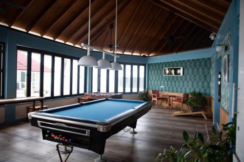 Biliár nebo kulečník v ubytování Dhigufaru Island Resort