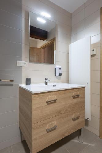 une salle de bain avec un lavabo et un miroir dans l'établissement LE RHENANUS Martin Bucer - grand appartement au calme - centre ville - parking gratuit, à Sélestat