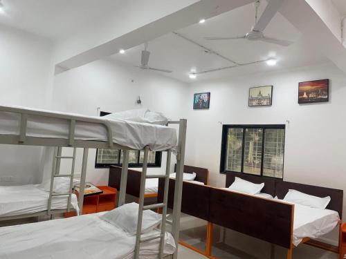 Una cama o camas en una habitación de Yoo Hostels Luxury Stays