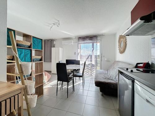 Dapur atau dapur kecil di 3543-Appartement 4 couchages dans une résidence avec piscine