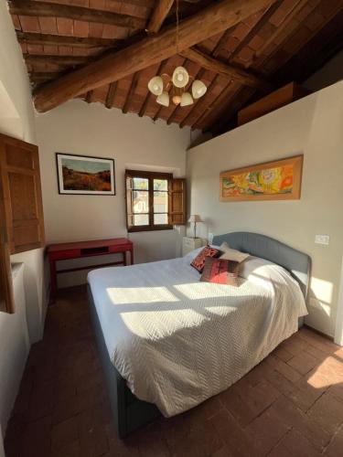 a bedroom with a large bed and a wooden ceiling at Stanza accogliente e ricercata in Quiesa