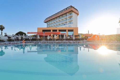 Bazén v ubytování Throne Beach Resort & Spa - Ultra All Inclusive nebo v jeho okolí