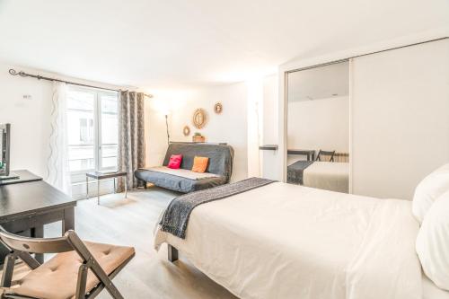 une chambre avec un lit, un bureau et une chaise dans l'établissement Chatelet Flat, à Paris