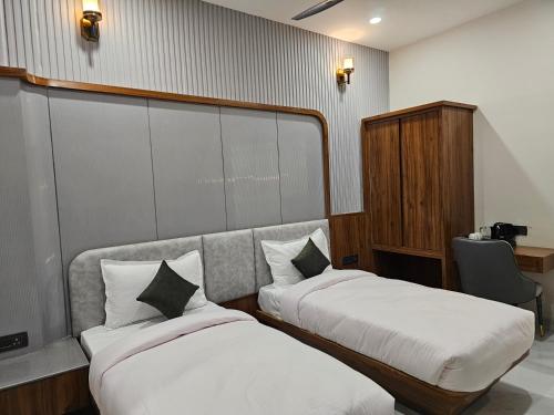 Una cama o camas en una habitación de The Blu Pearl