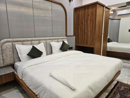 Una cama o camas en una habitación de The Blu Pearl