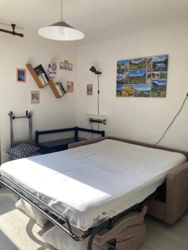 une salle d'hôpital avec un grand lit dans l'établissement L'Adret, à Barèges