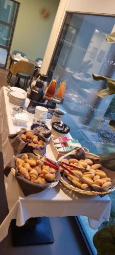 ein Tisch mit mehreren Tellern mit Essen darauf in der Unterkunft Domitys Les Demoiselles - résidence intergénérationnelle in Beaune