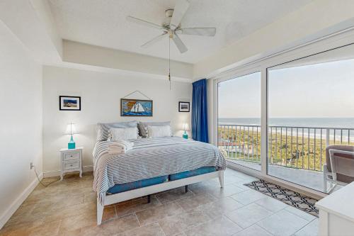 una camera da letto con un letto e vista sull'oceano di Oceanfront condo & WiFi- snowbirds OK! a Palm Coast