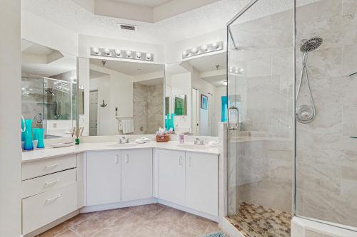 un bagno con due lavandini e una doccia di Oceanfront condo & WiFi- snowbirds OK! a Palm Coast