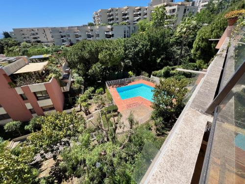 - une vue sur la piscine située dans un bâtiment dans l'établissement ApartHotel Riviera - Terrasse de Fabron - Swimming pool - Sea View, à Nice