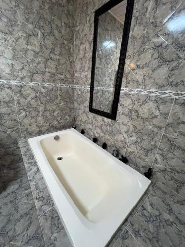 Ένα μπάνιο στο Quarto em Miguel Pereira - Casa Ohana